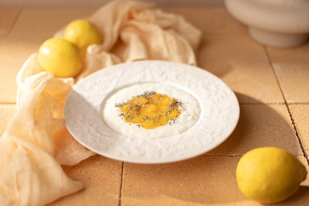 Рисовая каша на кокосовом молоке с джемом из манго