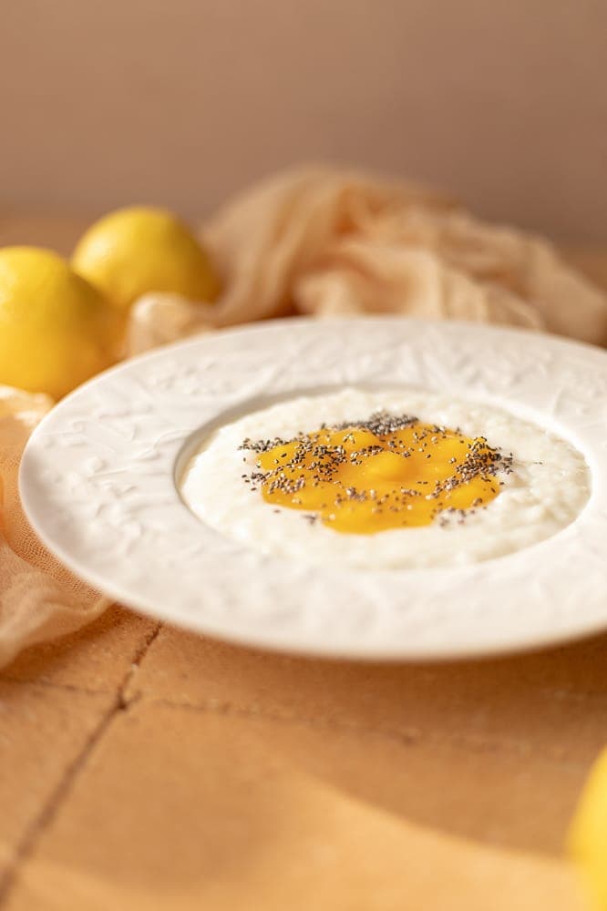 Рисовая каша на кокосовом молоке с джемом из манго